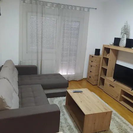 Relax, Sa Garaznim Mestom *